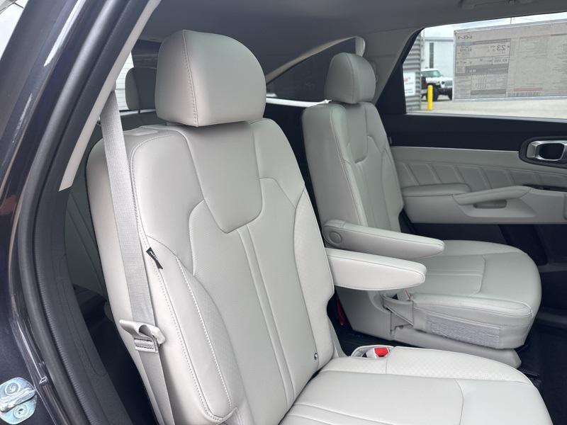 new 2025 Kia Sorento car, priced at $39,302