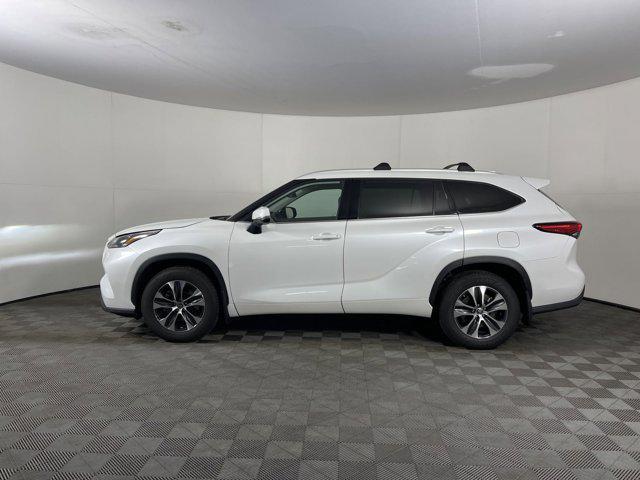 used 2022 Toyota Highlander car, priced at $33,997