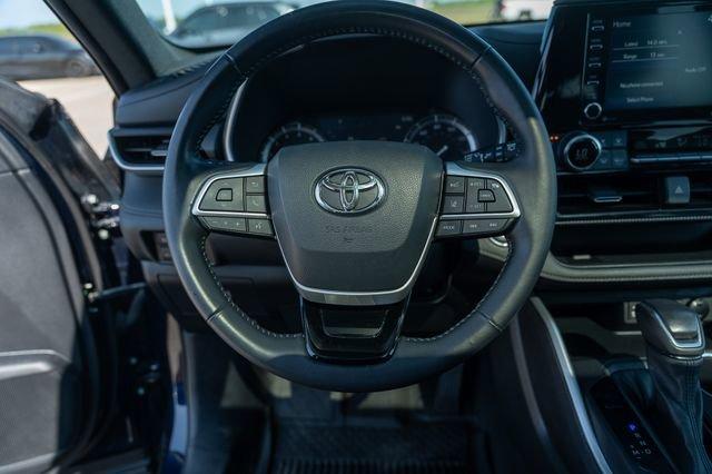 used 2022 Toyota Highlander car, priced at $39,294