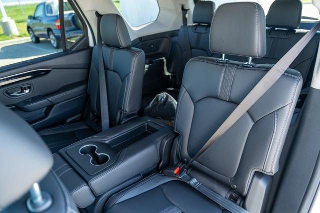 new 2025 Honda Pilot car, priced at $45,176