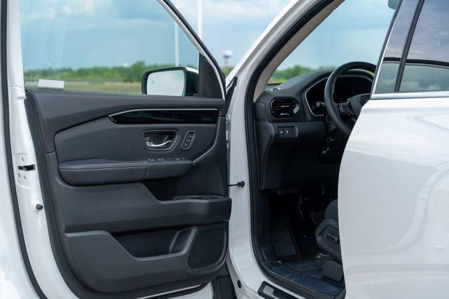 new 2025 Honda Pilot car, priced at $51,349