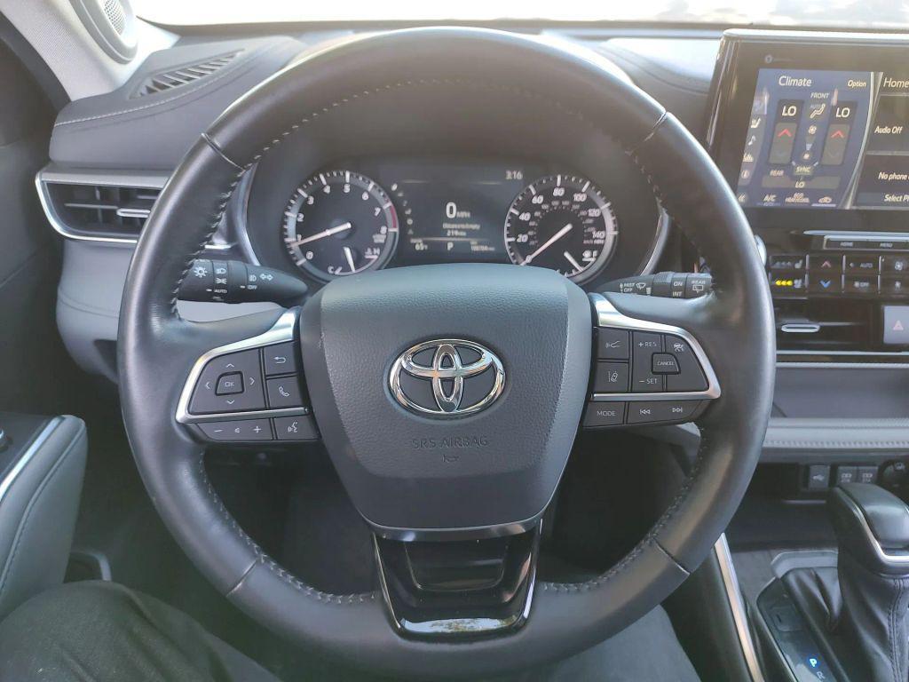 used 2020 Toyota Highlander car, priced at $32,899