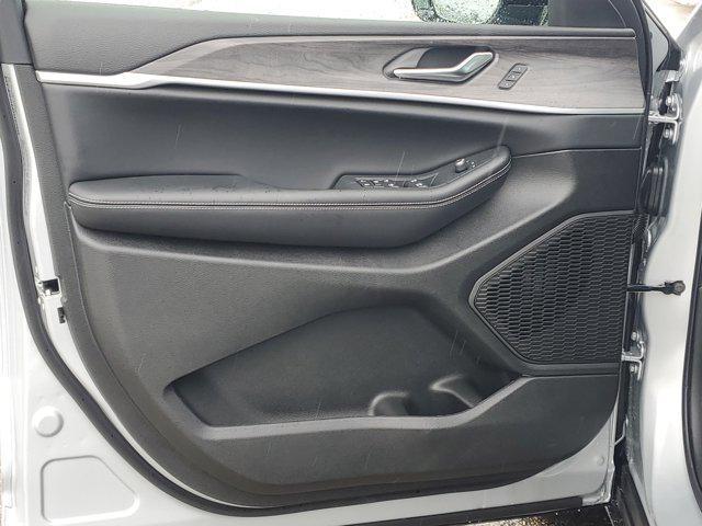 new 2025 Jeep Grand Cherokee car, priced at $50,220