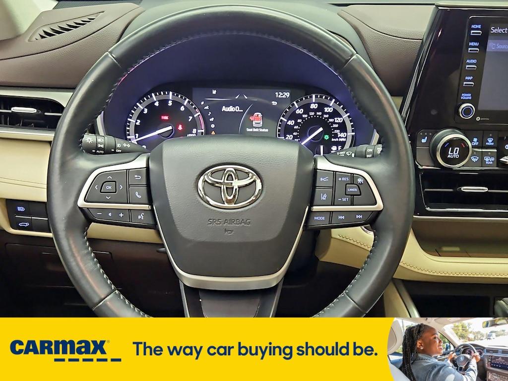 used 2022 Toyota Highlander car, priced at $34,998