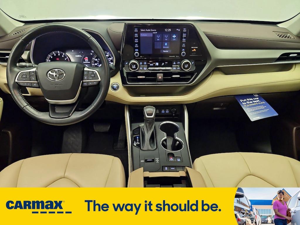used 2022 Toyota Highlander car, priced at $34,998