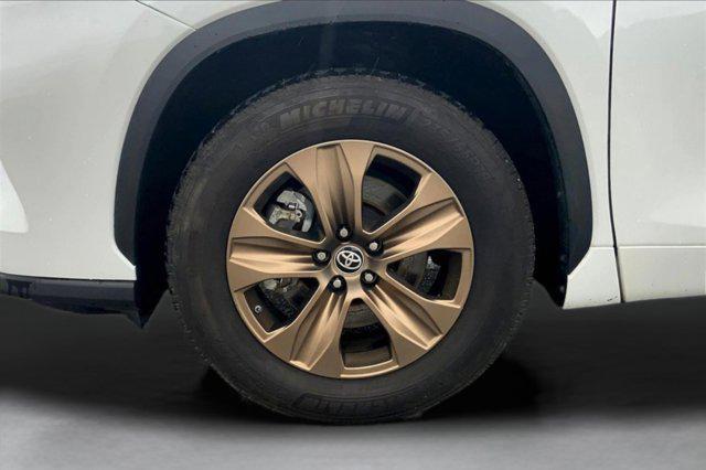 used 2023 Toyota Highlander Hybrid car, priced at $33,073