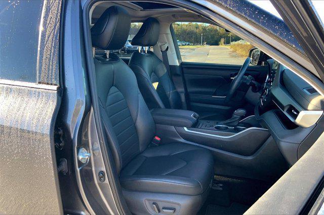 used 2021 Toyota Highlander car, priced at $33,557