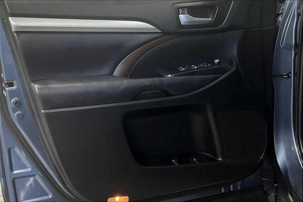 used 2019 Toyota Highlander car, priced at $26,900