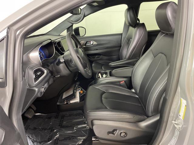 new 2025 Chrysler Pacifica car, priced at $36,940
