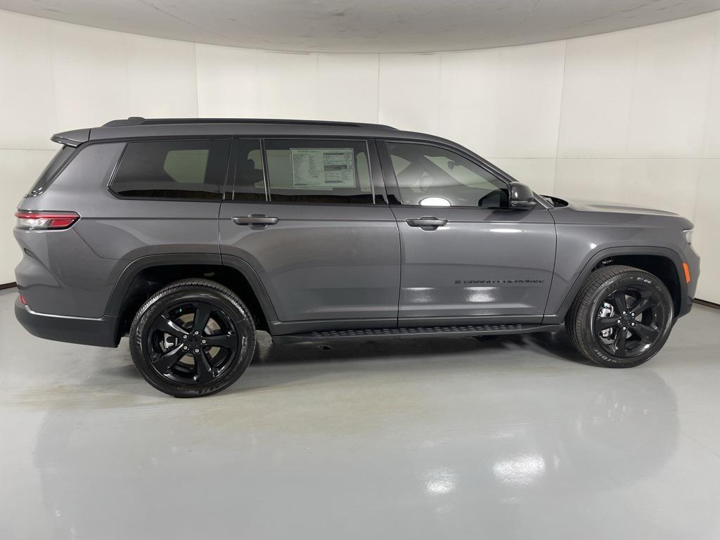 new 2025 Jeep Grand Cherokee car, priced at $40,900