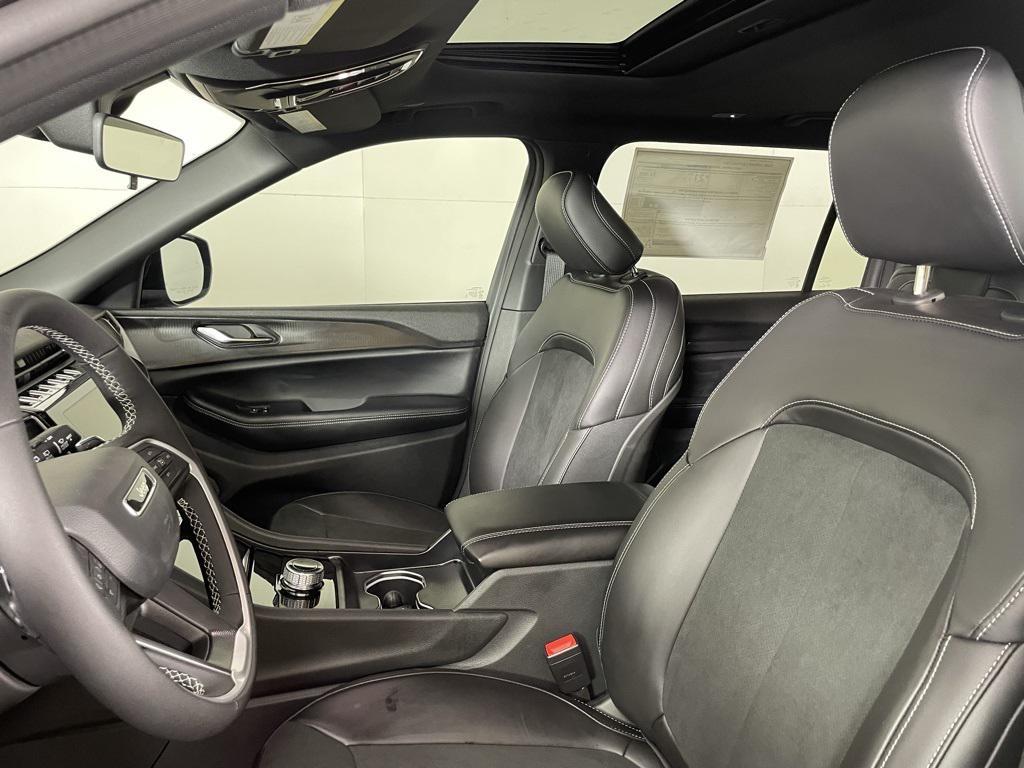 new 2025 Jeep Grand Cherokee car, priced at $40,900