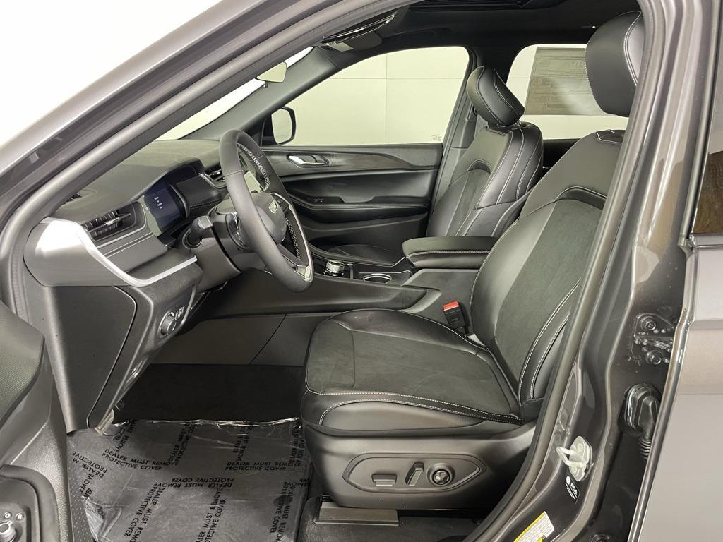 new 2025 Jeep Grand Cherokee car, priced at $40,900