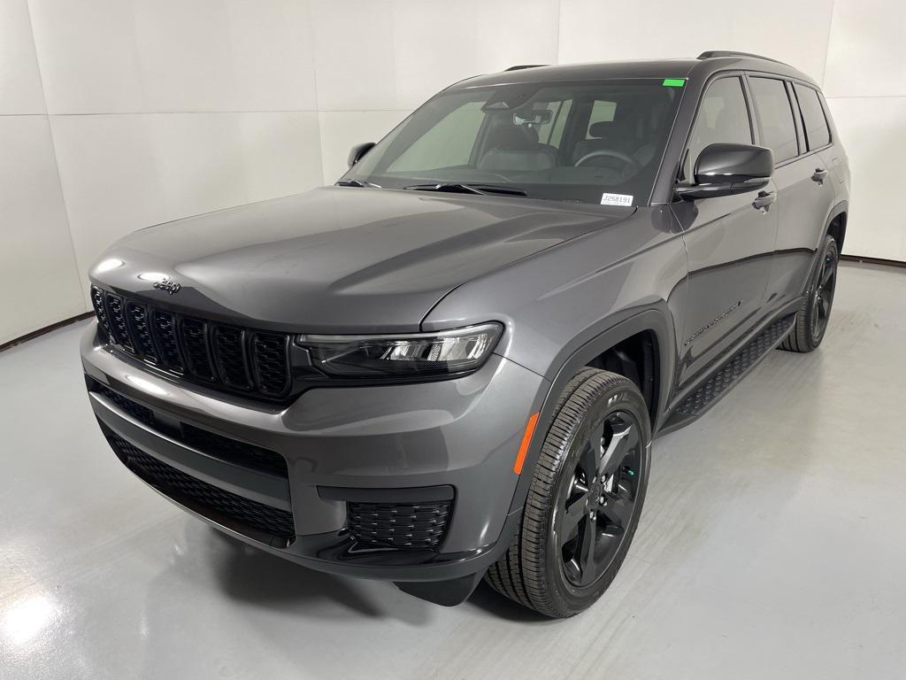 new 2025 Jeep Grand Cherokee car, priced at $40,900