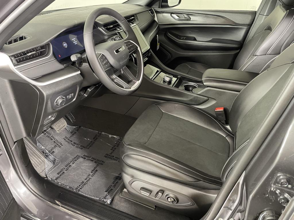 new 2025 Jeep Grand Cherokee car, priced at $40,900