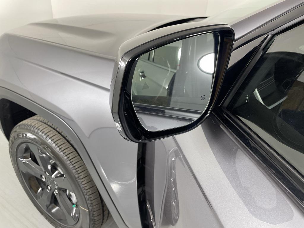 new 2025 Jeep Grand Cherokee car, priced at $40,900