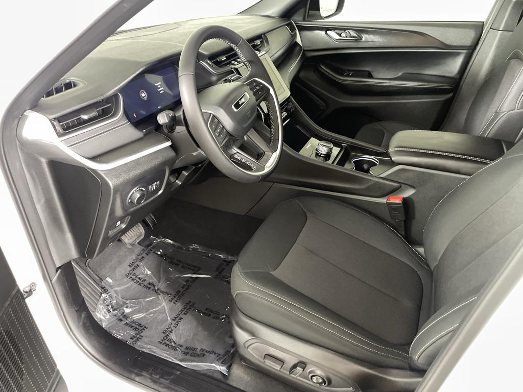 new 2025 Jeep Grand Cherokee car, priced at $32,900