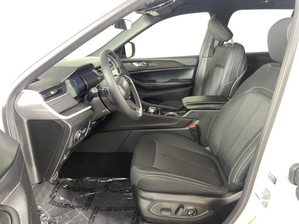 new 2025 Jeep Grand Cherokee car, priced at $32,900