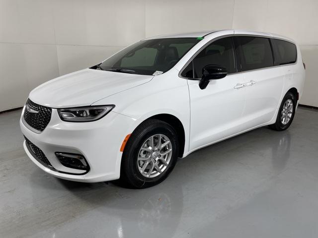 new 2025 Chrysler Pacifica car, priced at $33,445
