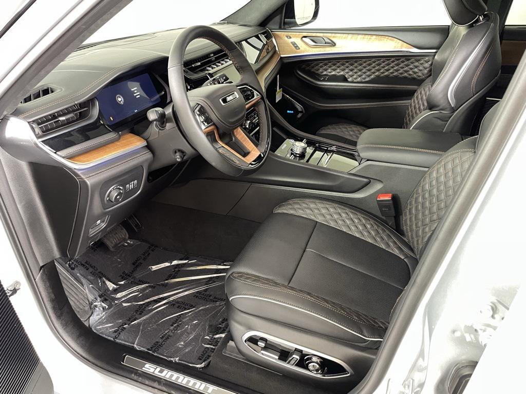 new 2025 Jeep Grand Cherokee car, priced at $61,900