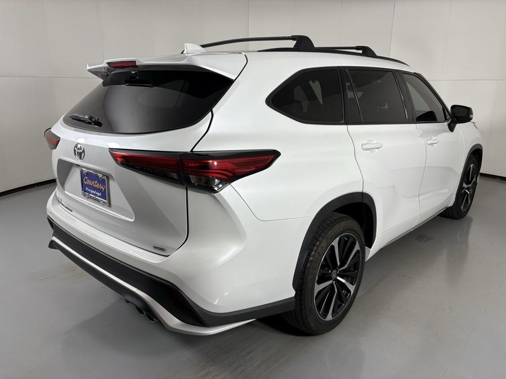 used 2022 Toyota Highlander car, priced at $31,500