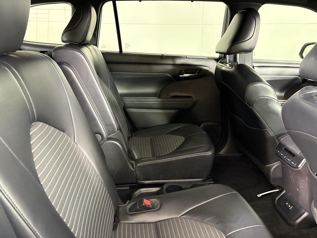used 2022 Toyota Highlander car, priced at $31,500