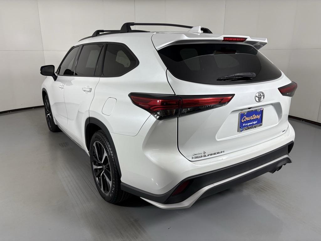 used 2022 Toyota Highlander car, priced at $31,500