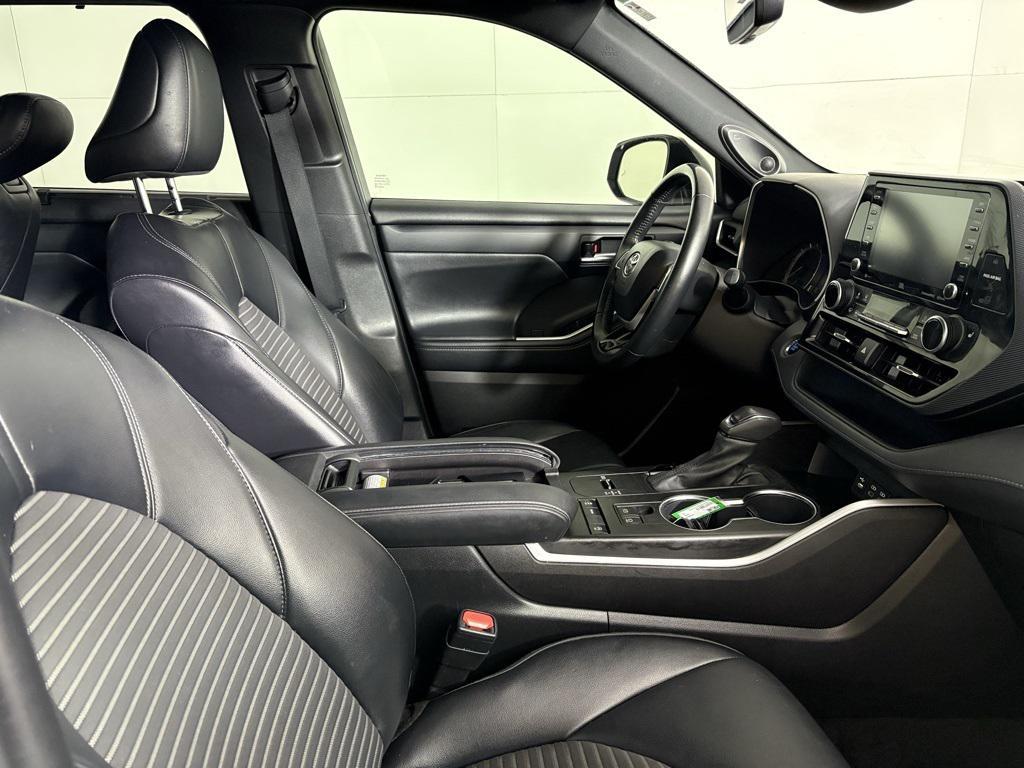 used 2022 Toyota Highlander car, priced at $31,500