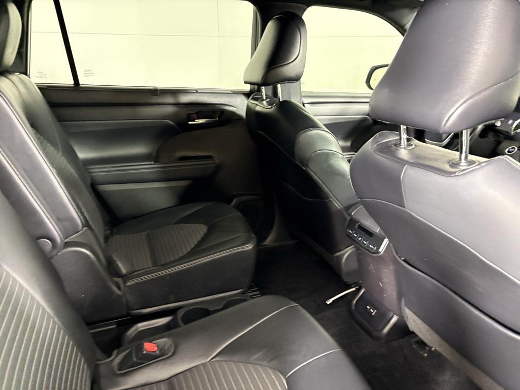 used 2022 Toyota Highlander car, priced at $31,500