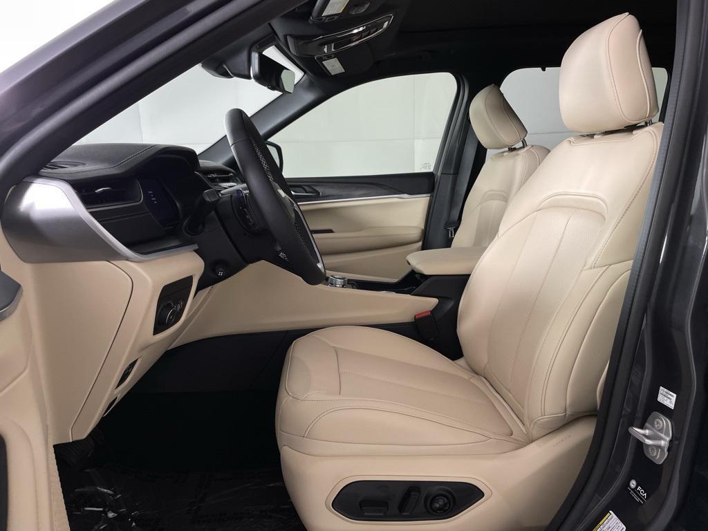 new 2025 Jeep Grand Cherokee car, priced at $48,900