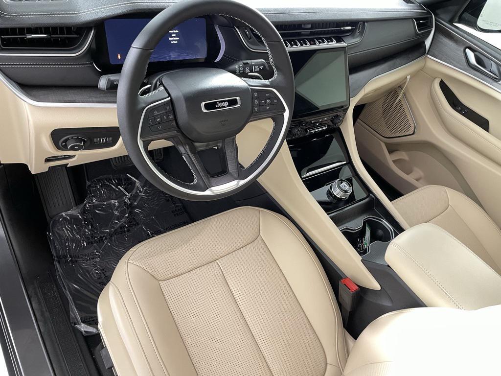 new 2025 Jeep Grand Cherokee car, priced at $48,900