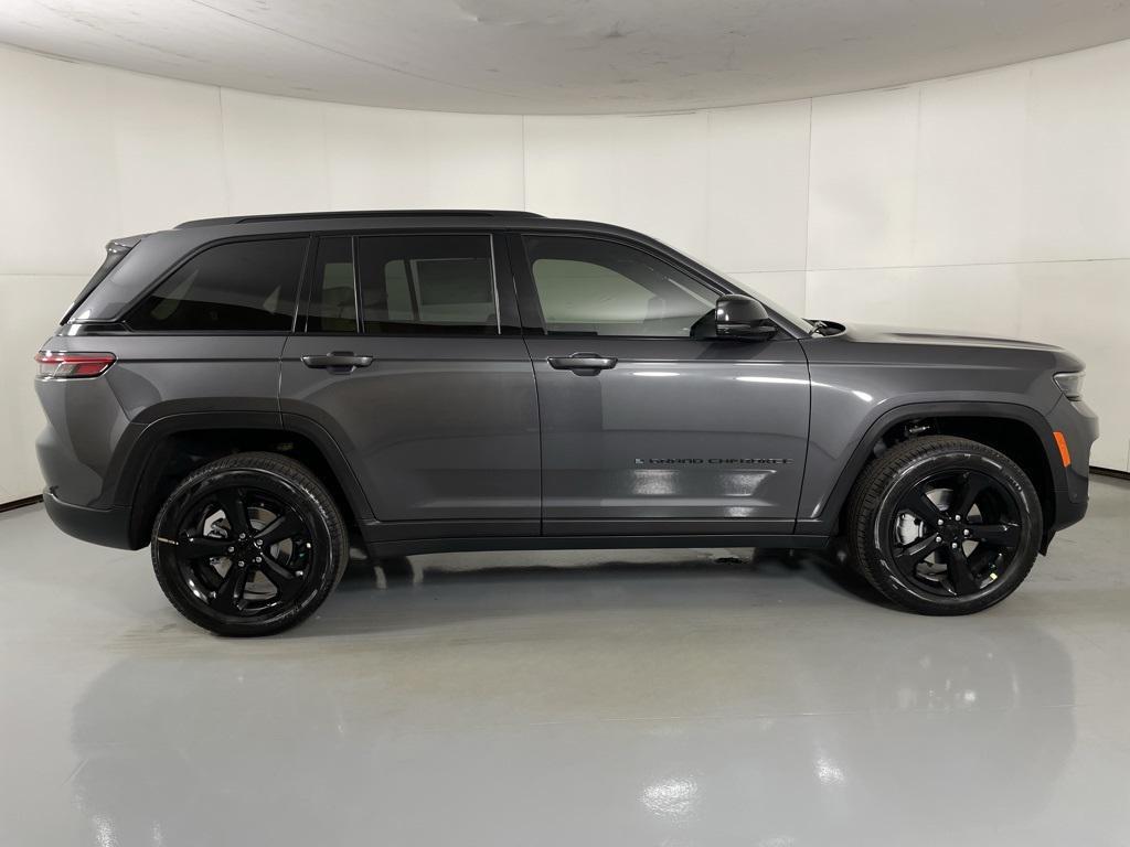 new 2025 Jeep Grand Cherokee car, priced at $48,900