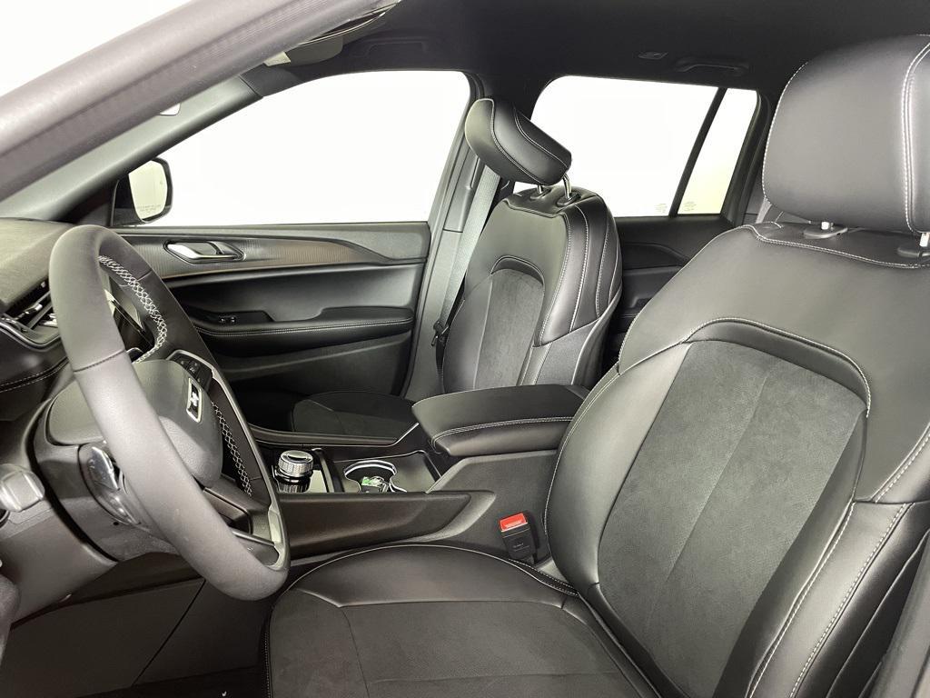 new 2025 Jeep Grand Cherokee car, priced at $39,900
