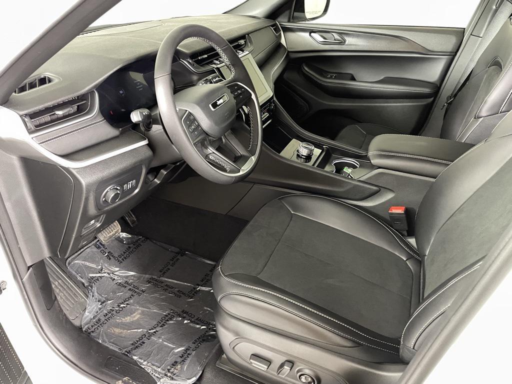 new 2025 Jeep Grand Cherokee car, priced at $39,900
