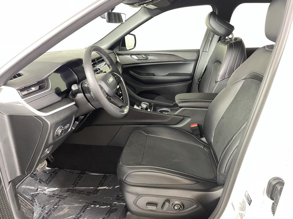 new 2025 Jeep Grand Cherokee car, priced at $39,900