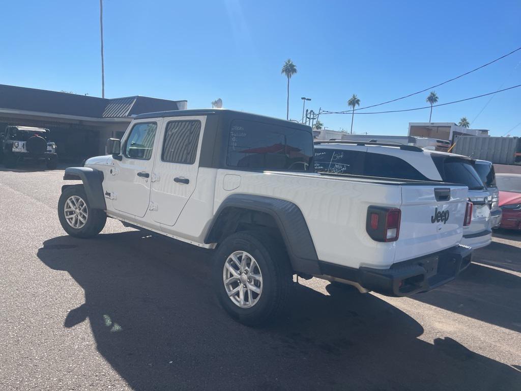 used 2023 Jeep Gladiator car, priced at $31,400