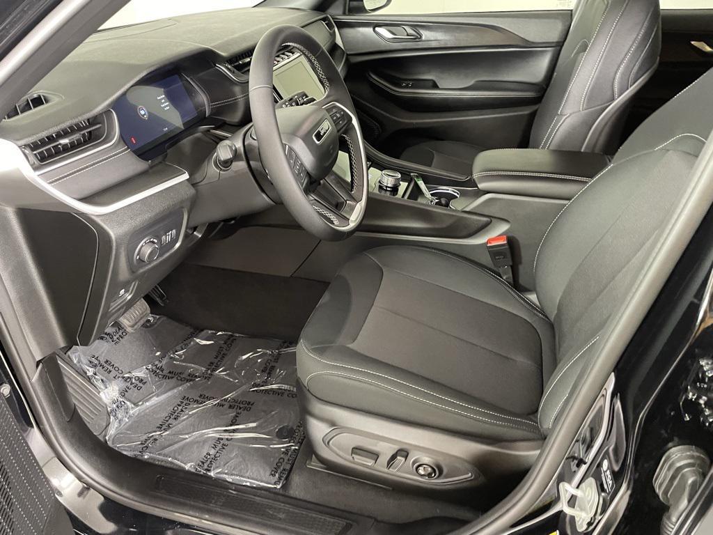 new 2025 Jeep Grand Cherokee car, priced at $33,900