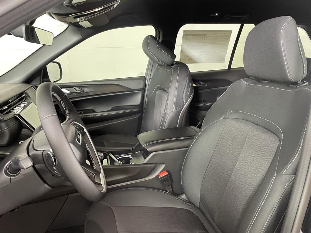 new 2025 Jeep Grand Cherokee car, priced at $30,800