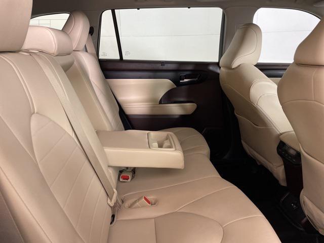 used 2020 Toyota Highlander car, priced at $32,900
