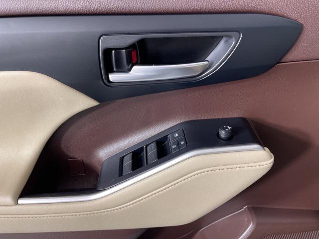 used 2020 Toyota Highlander car, priced at $32,900
