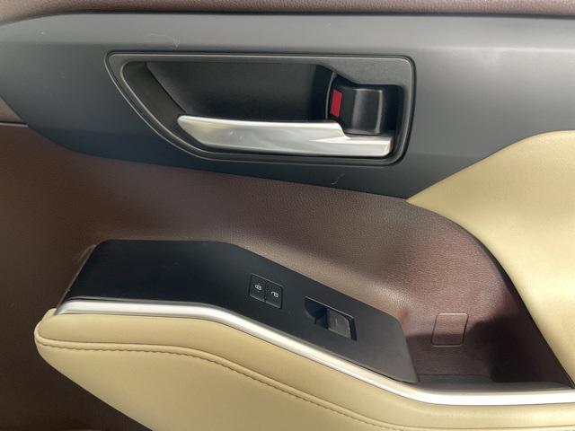 used 2020 Toyota Highlander car, priced at $32,900