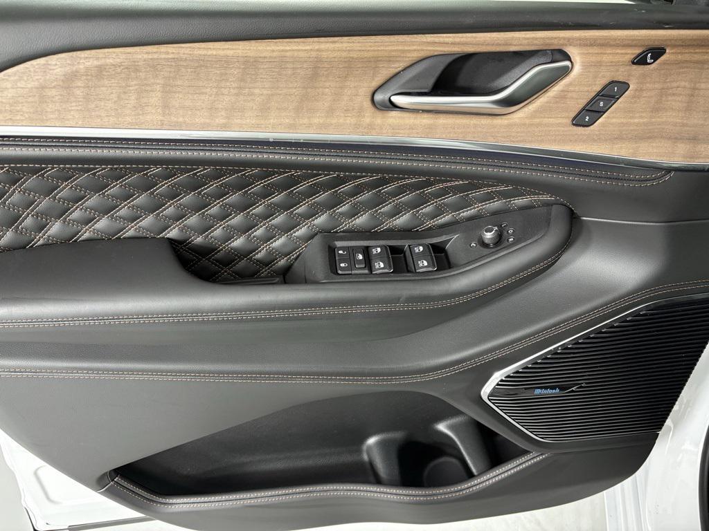 new 2025 Jeep Grand Cherokee L car, priced at $68,900