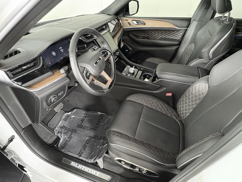 new 2025 Jeep Grand Cherokee L car, priced at $68,900