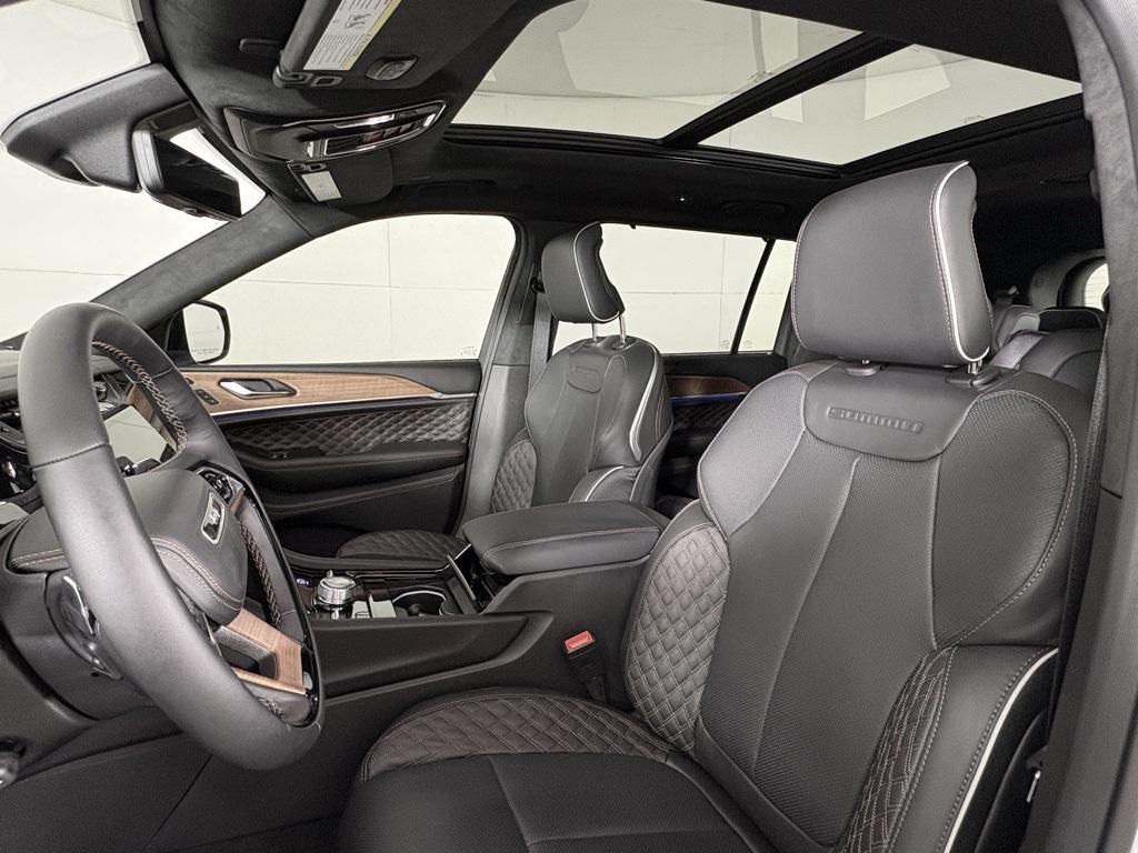 new 2025 Jeep Grand Cherokee L car, priced at $68,900