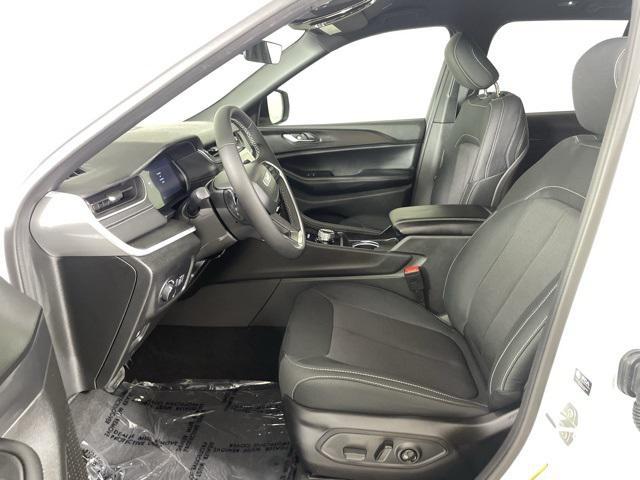 new 2025 Jeep Grand Cherokee car, priced at $37,900