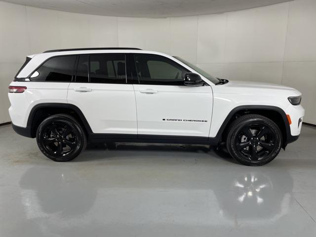 new 2025 Jeep Grand Cherokee car, priced at $37,900