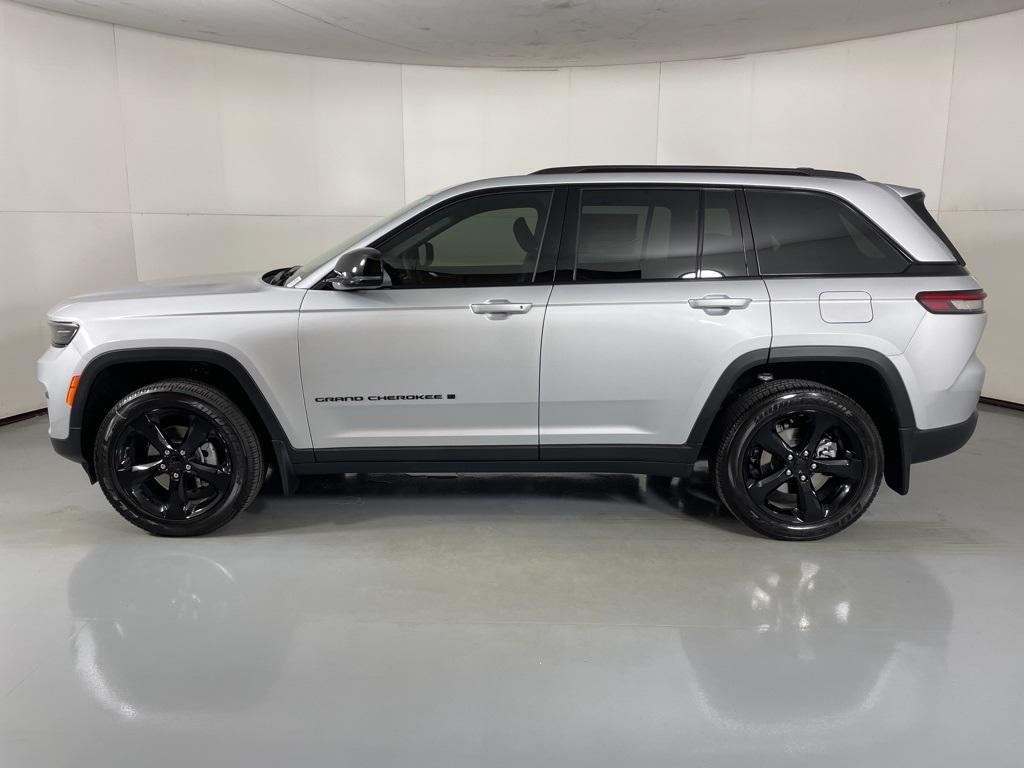 new 2025 Jeep Grand Cherokee car, priced at $39,545
