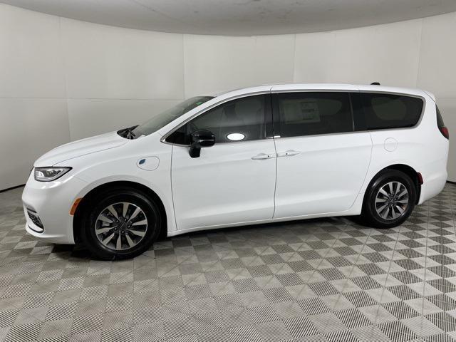 new 2024 Chrysler Pacifica Hybrid car, priced at $42,501