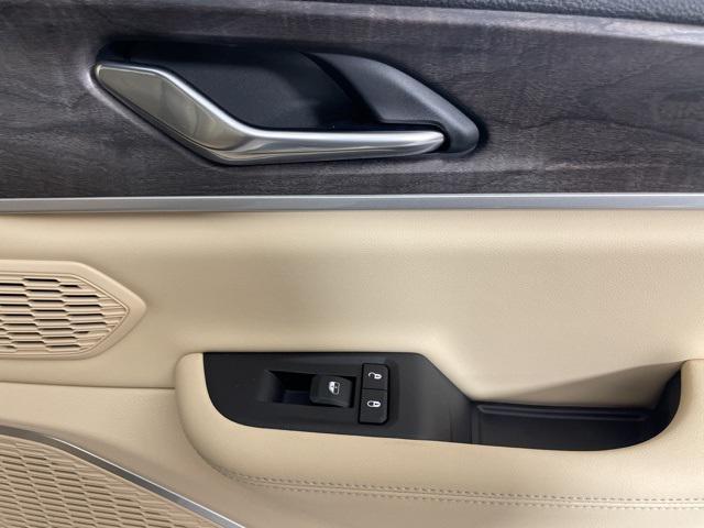 new 2025 Jeep Grand Cherokee car, priced at $49,900
