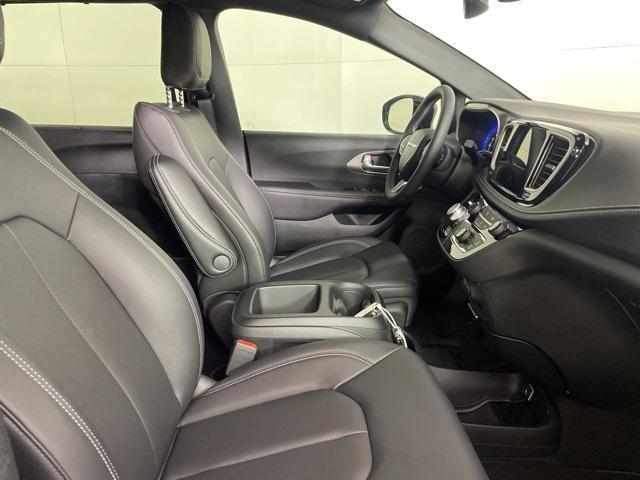 new 2025 Chrysler Pacifica car, priced at $34,215