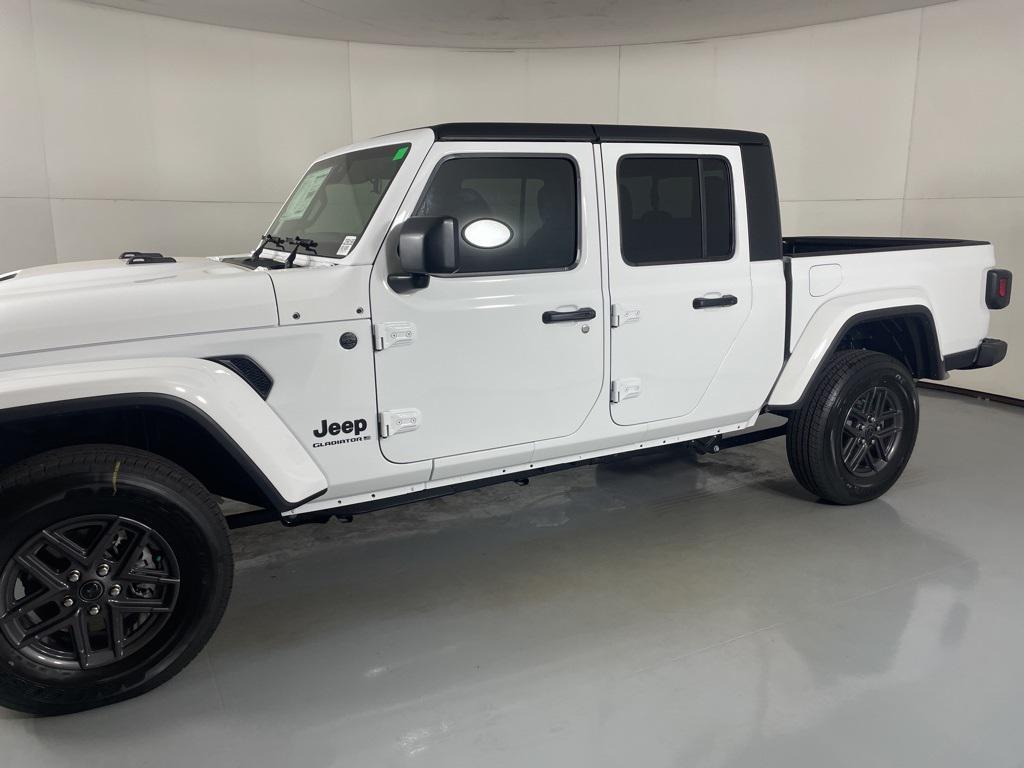 new 2025 Jeep Gladiator car, priced at $42,900